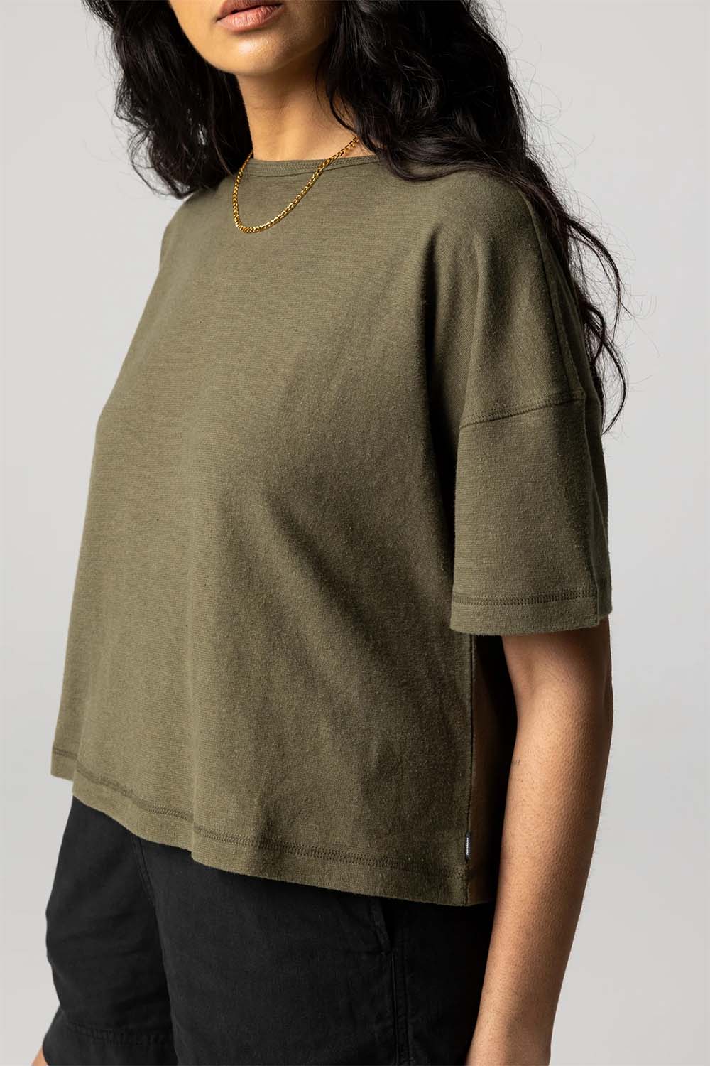 Finisterre - Riviera Tee - Olive - Detail