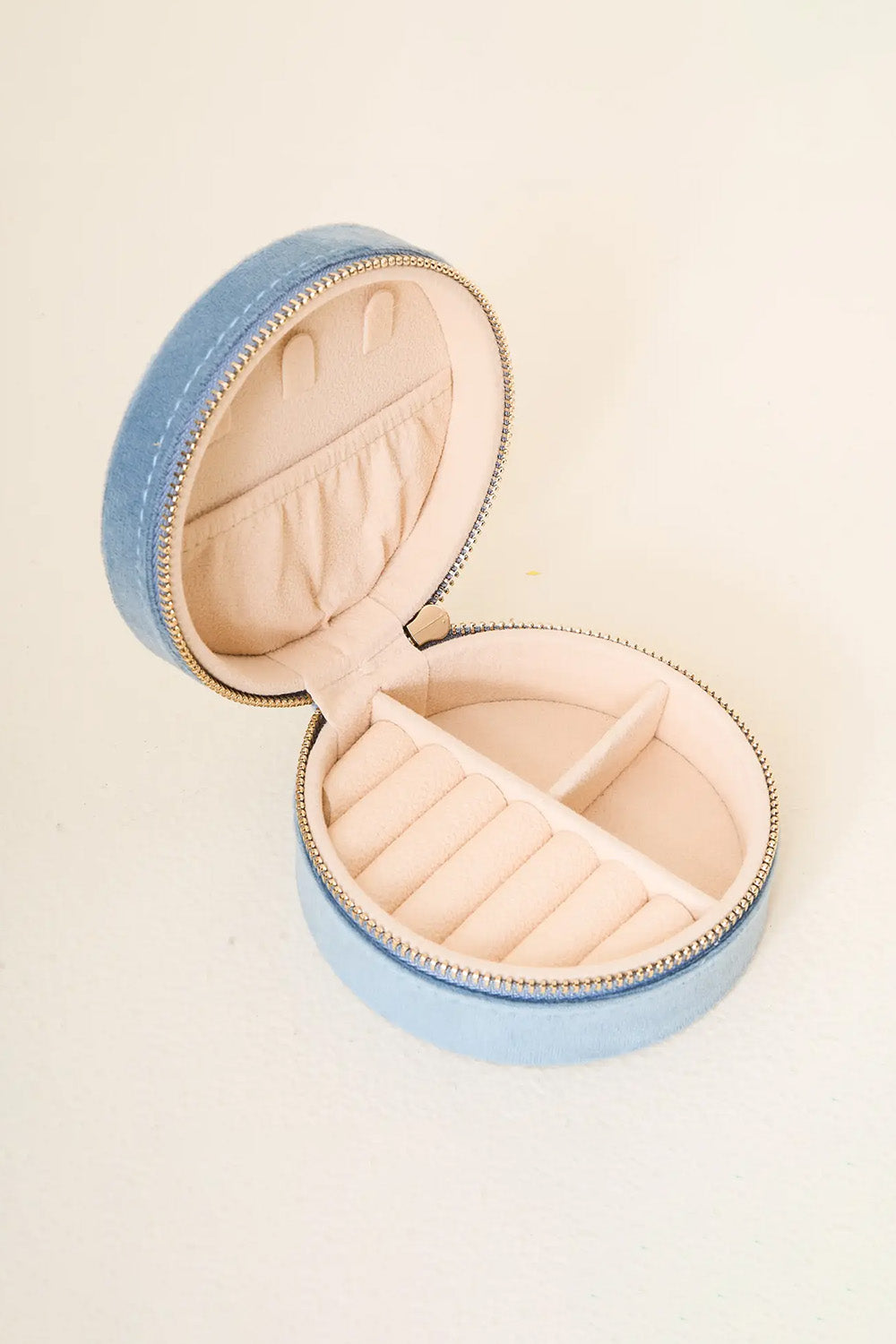 The Darling Effect - ROUND VELVET JEWELRY CASE - FLORAL MISTY BLUE - Inside