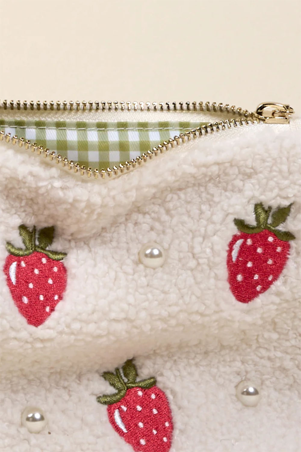 darling-effect-teddy-rectangle-pouch-strawberries-and-pearls-inside