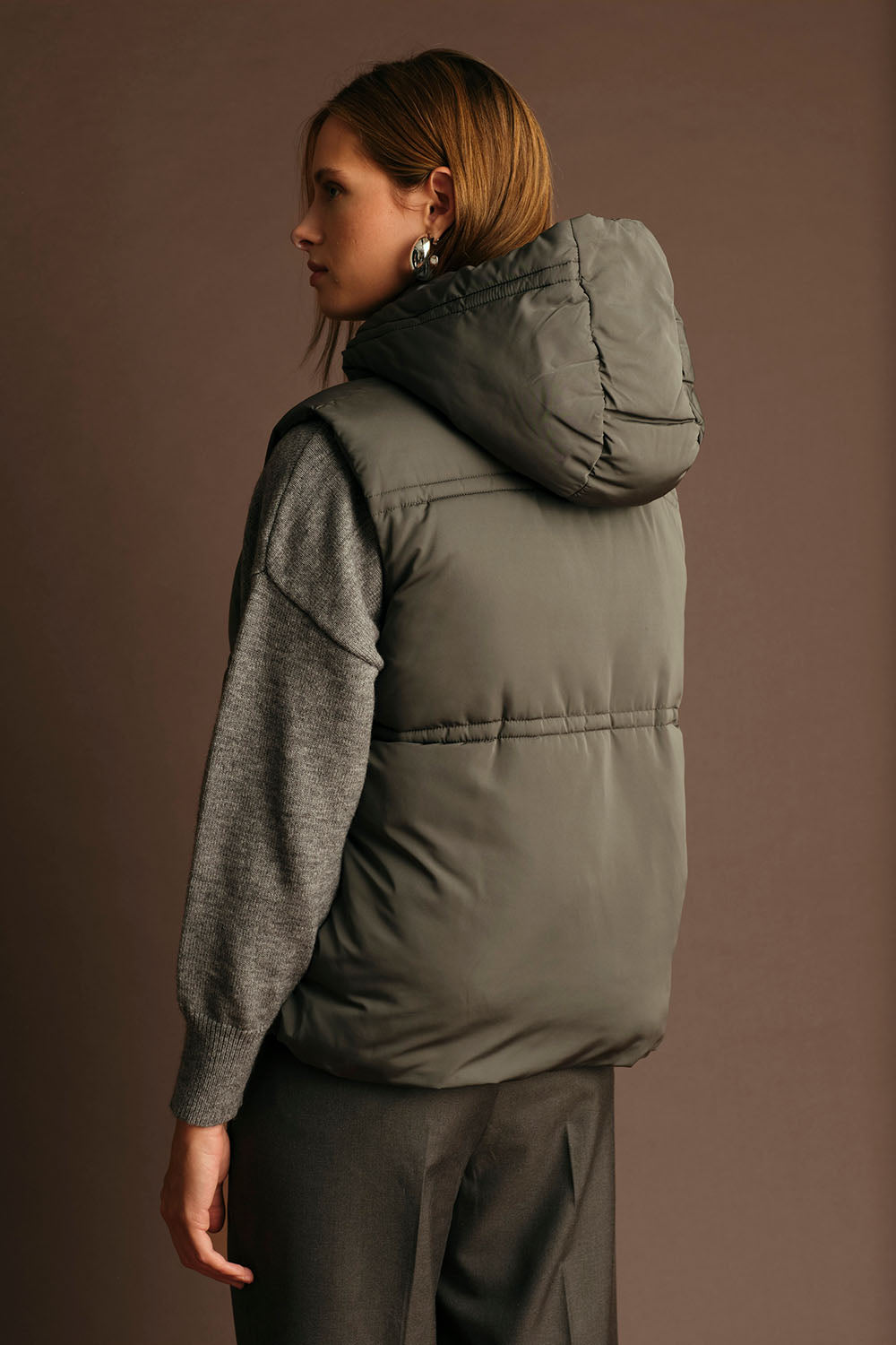 deluc-travis-puffer-vest-dark-grey-back