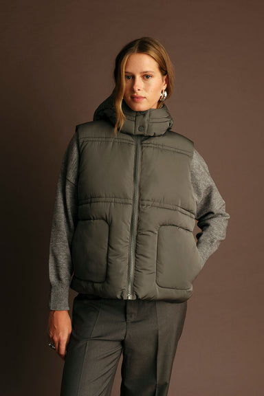 deluc-travis-puffer-vest-dark-grey-front