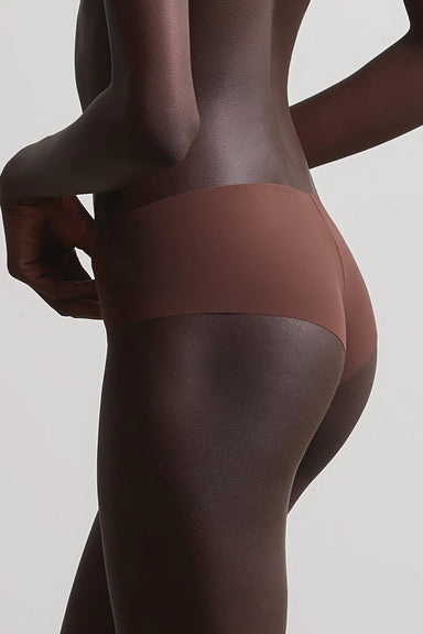 Commando - Classic Solid Girl Short - Mocha - Model