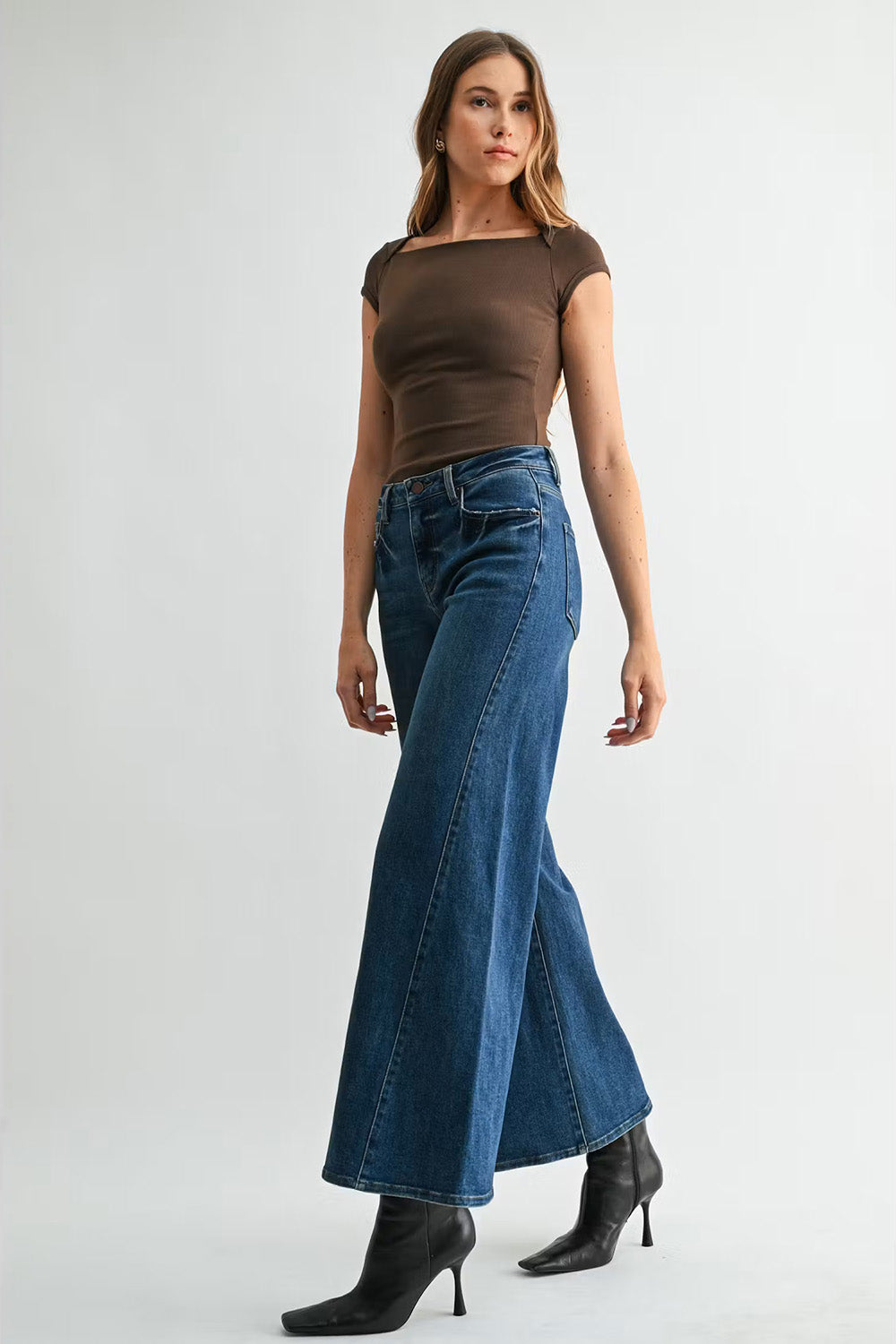 letter-to-juliet-super-wide-twisted-side-seam-medium-side-walking