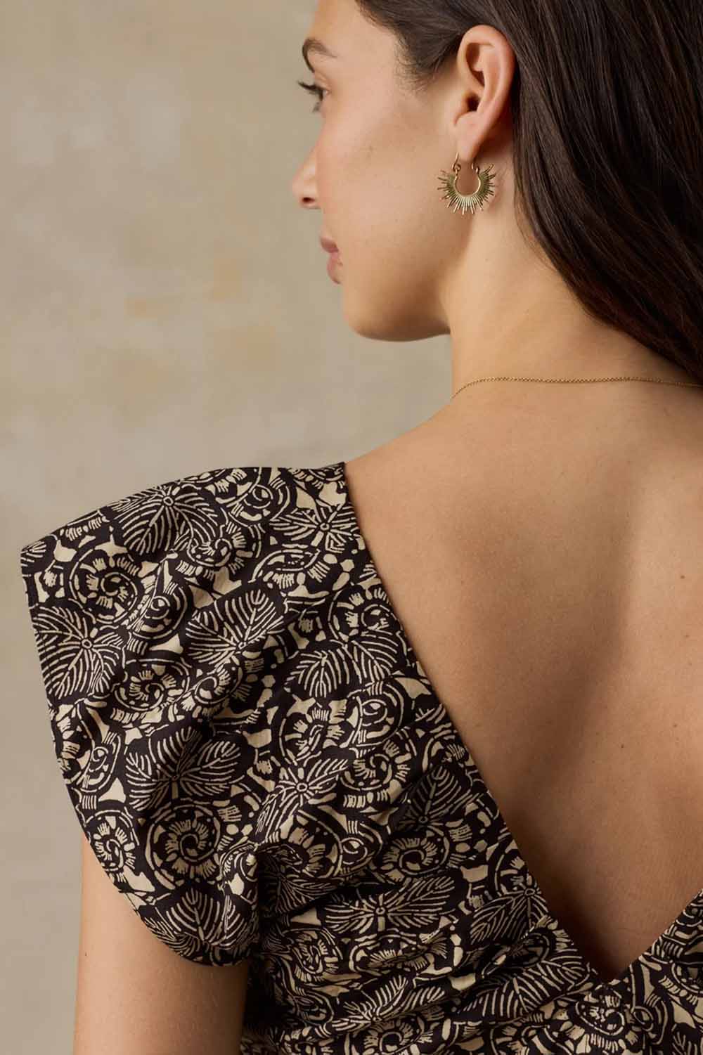 Faherty Coastal Poplin Noa Dress in Night Bloom — Shoulder detail view