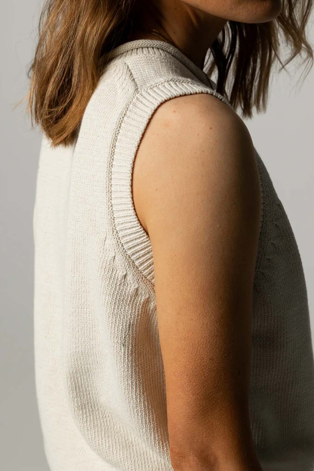 finisterre kerrow vest ecru detail