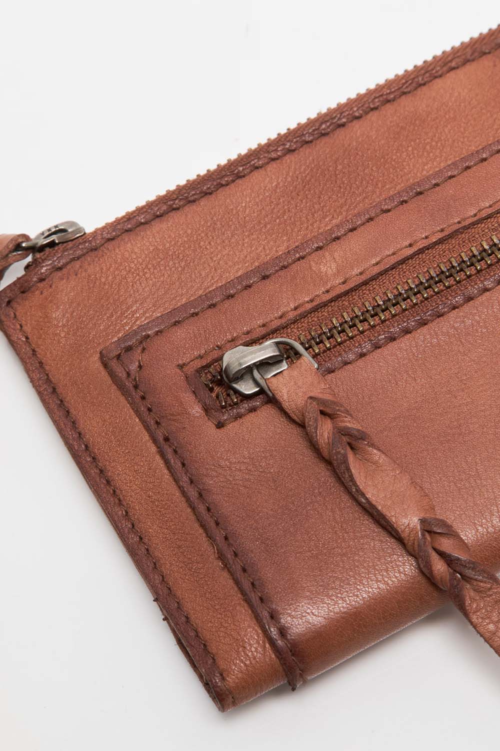 free-people-wtf-emerson-wallet-saddle-detail