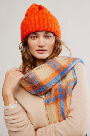 Free People - Coastline Beanie - Electric Orange - Model