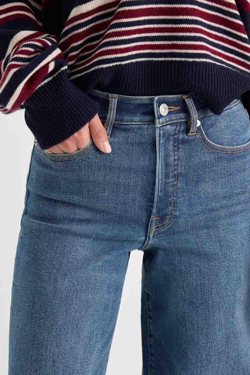 Good American Good Waist Palazzo Ankle Jean in Sierra — Waistband detail view