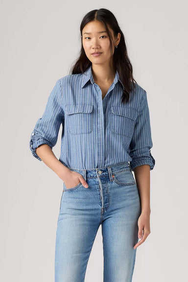 Levi's Elaine Utility Shirt in Get in Line — Front view, hand in pocket
