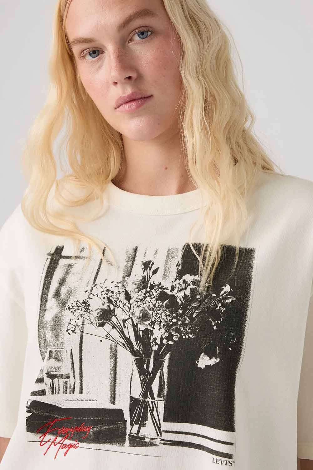 Levi's Graphic Tabor Tee in Moody Vase Egret — Graphic detail view
