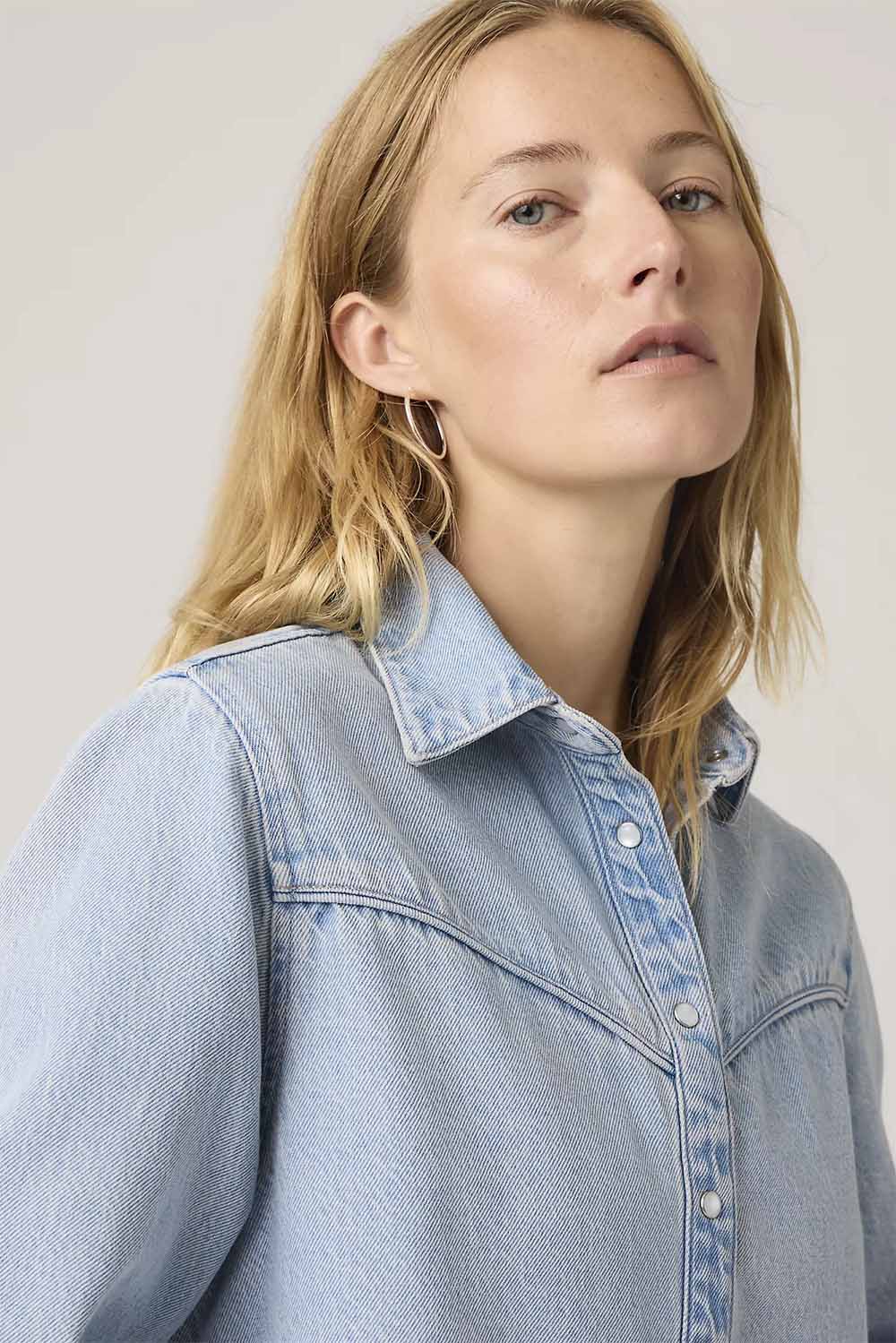 levis logan shacket blasted stone detail