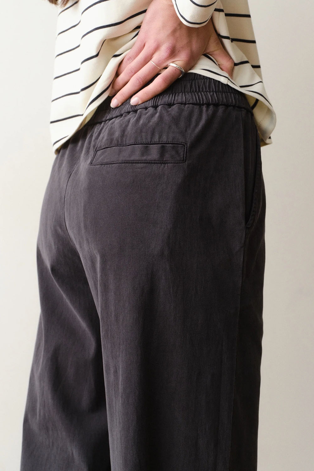 marine-layer-allison-twill-trouser-faded-black-back-detail