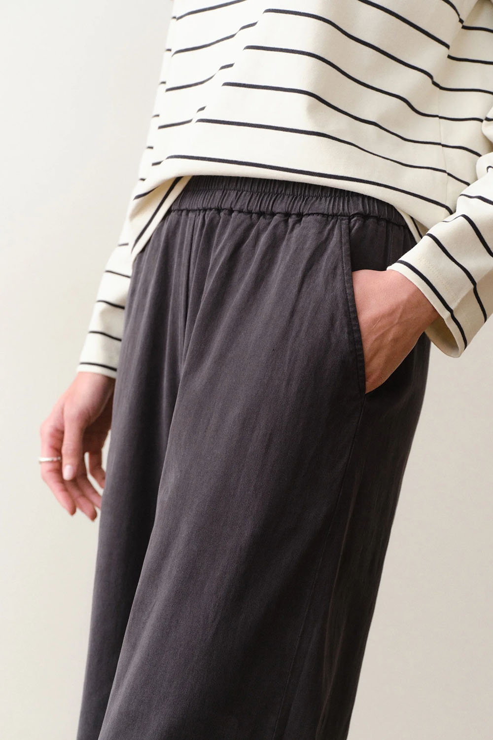 marine-layer-allison-twill-trouser-faded-black-front-detail