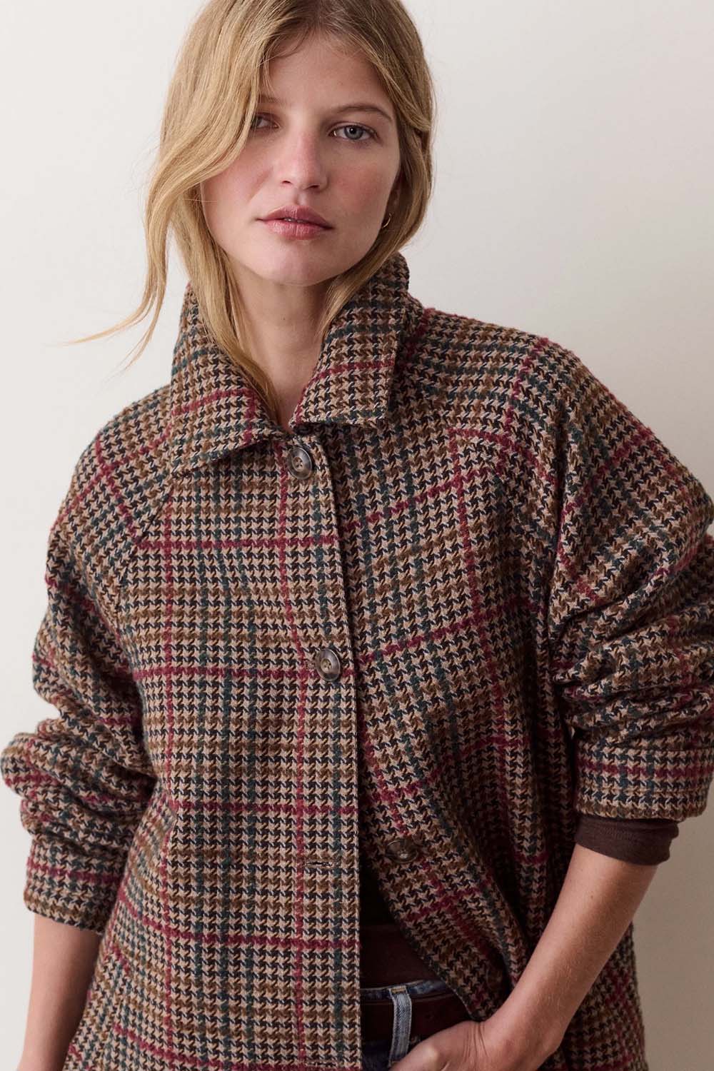 Marine Layer Hayes Houndstooth Trench in Neutral Mini Herringbone — Front view, collar detail