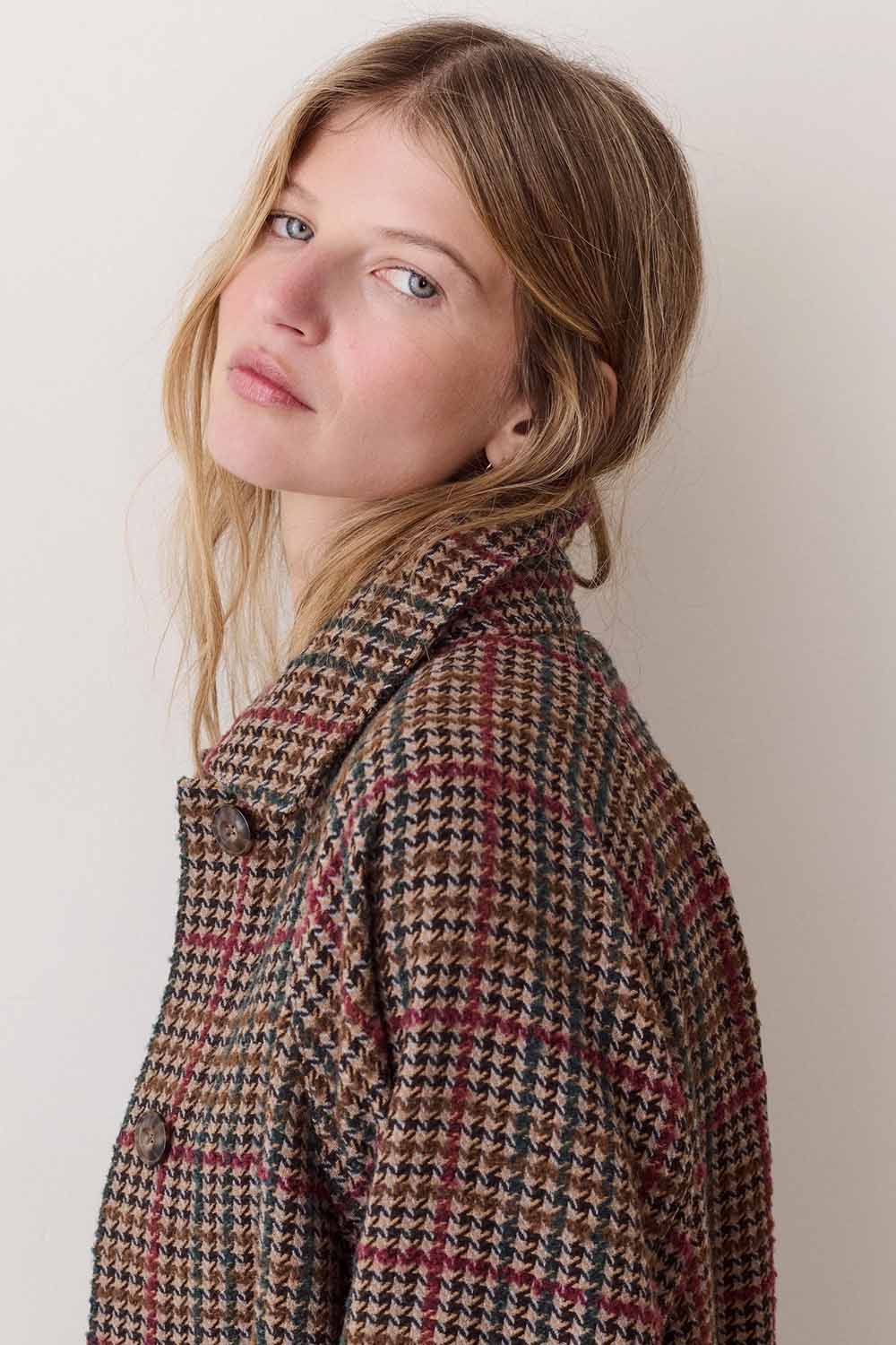 Marine Layer Hayes Houndstooth Trench in Neutral Mini Herringbone — Quarter view