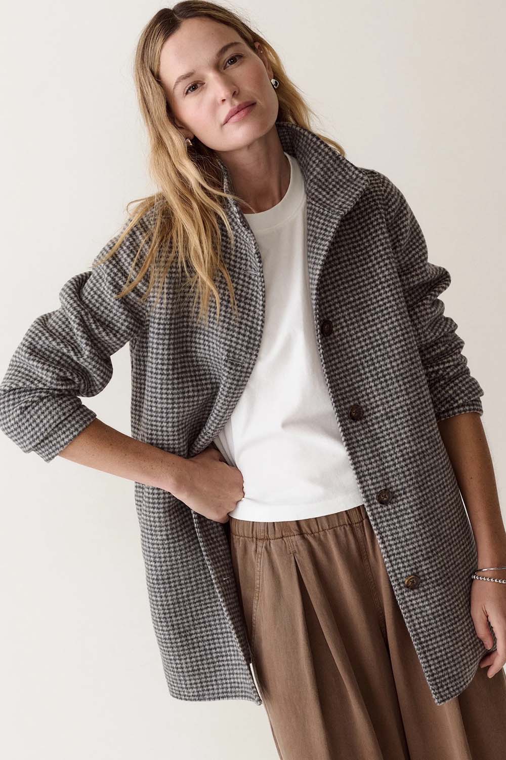 Marine Layer Stephanie Cocoon Coat in Charcoal/Cream Houndstooth — Model view