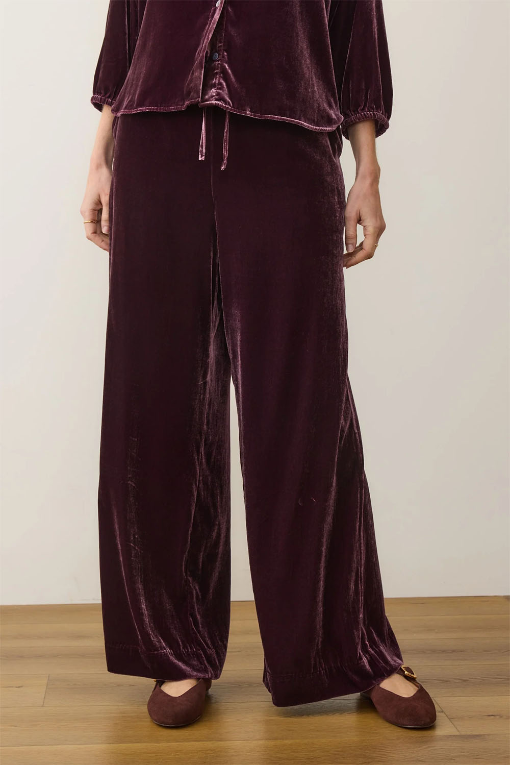 marine layer bella velvet drawstring pant fig front