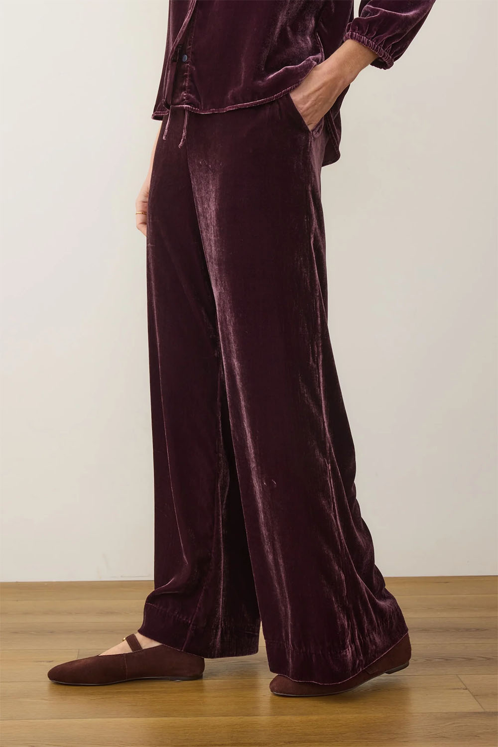 marine layer bella velvet drawstring pant fig side
