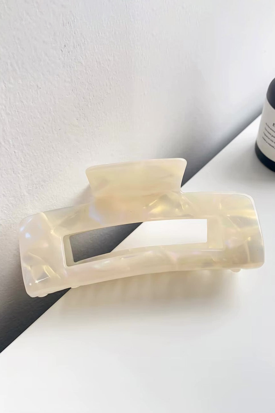 Pearl of the West - GEO 10.5CM HAIR CLAW Mermaid White