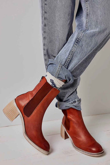 Free People - Essential Chelsea Boot - Whiskey - Model