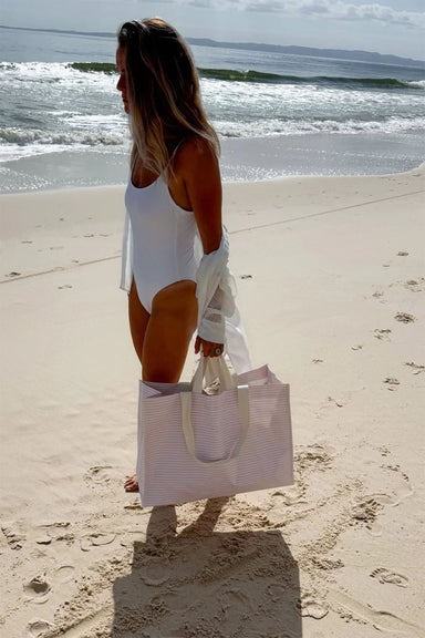 Sunnylife - CARRYALL BEACH BAG Lazy Days Pink Stripe - Model