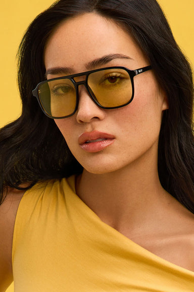 quay on the fly in black daisy model