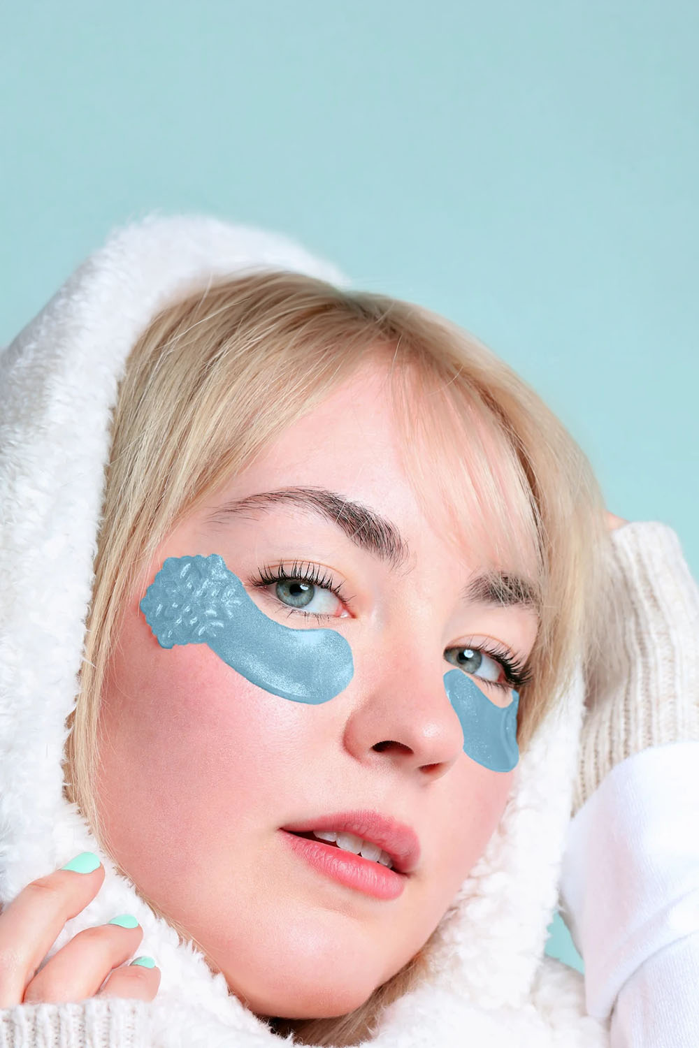 SpaLife Holiday Apres Ski Cooling Undereye Masks — Model view