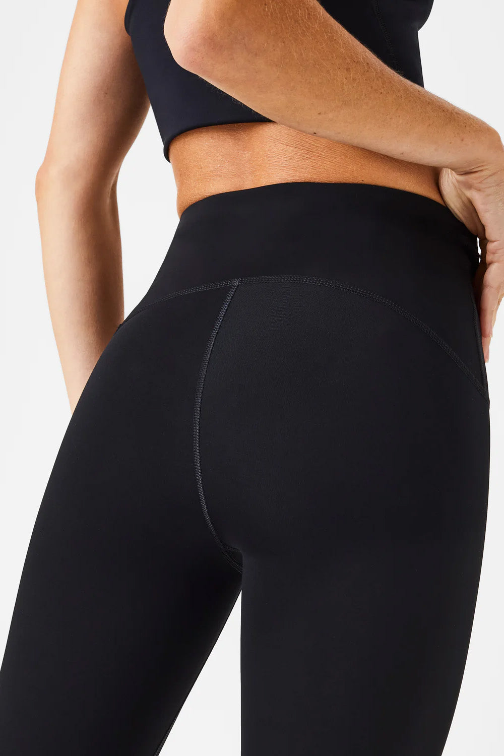 spanx booty bost 7/8 legging very black back detail