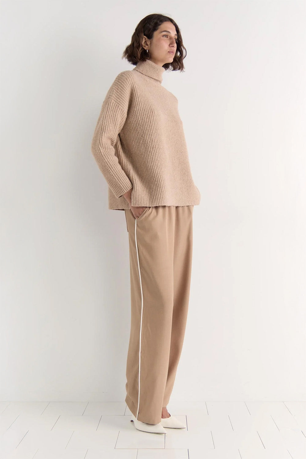 Staple the Label - Bromley Relaxed Pants - Camel- Side