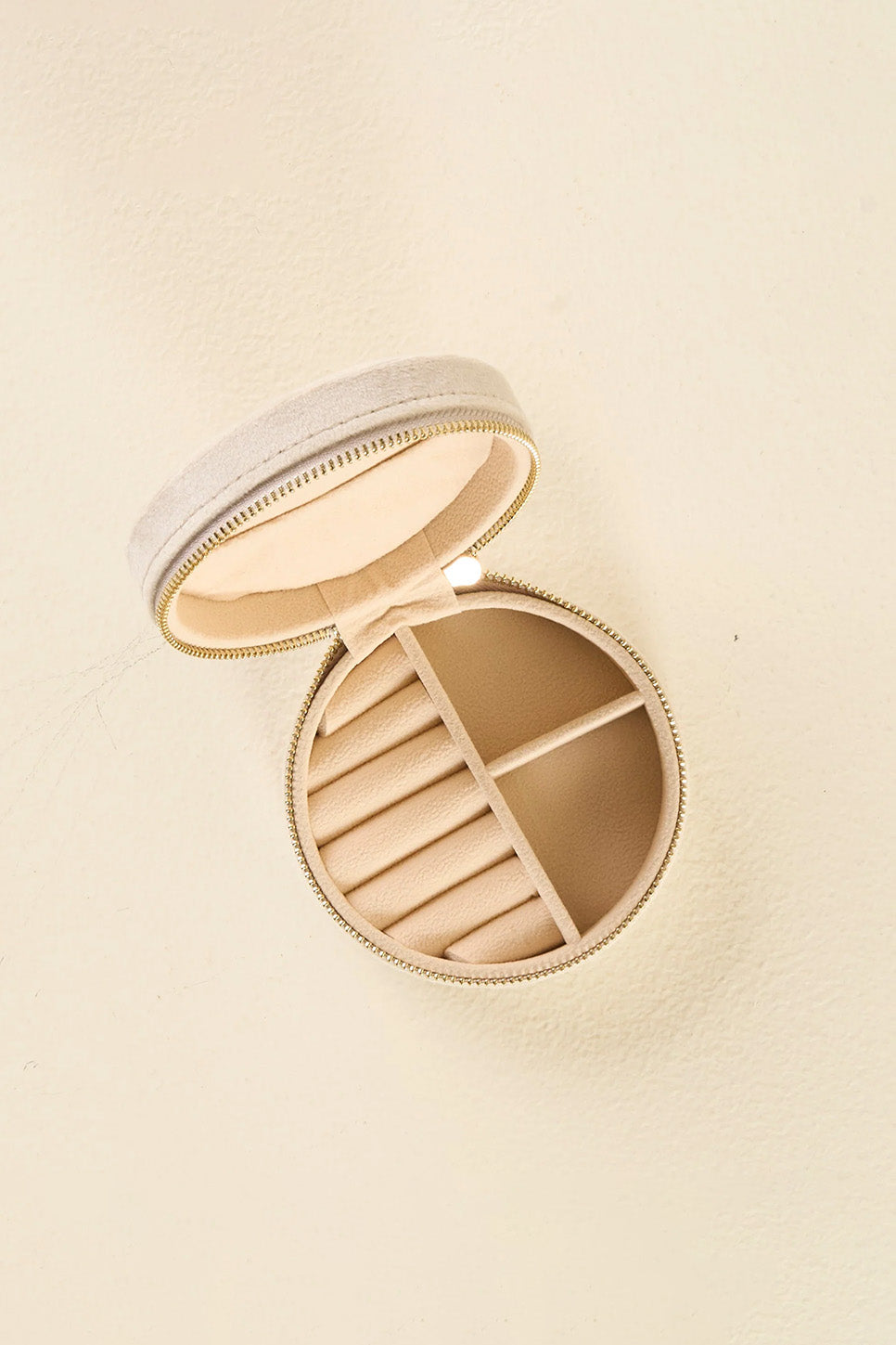 the darling effect round velvet jewelry case floral champagne inside