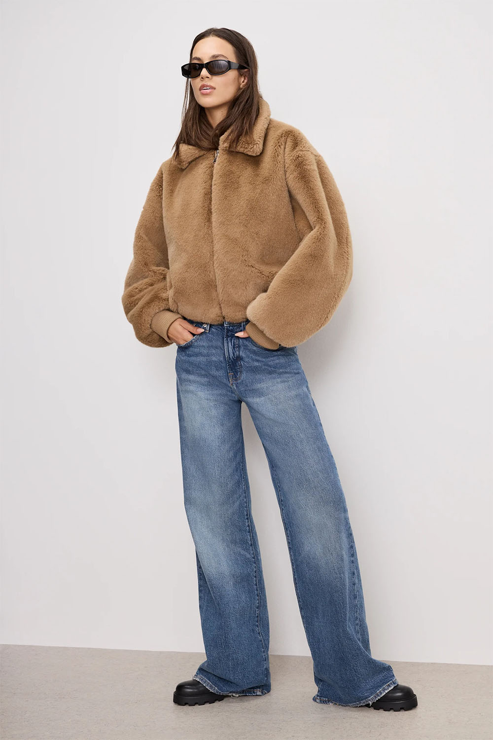 Good American - Good Ease Relaxed Jeans - Indigo - Front