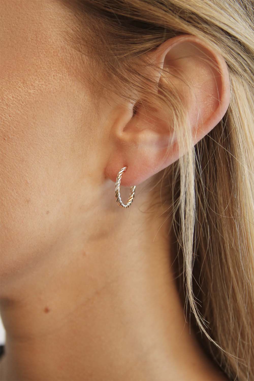 Able - Two Tone Twist Hoops - Gold - Model