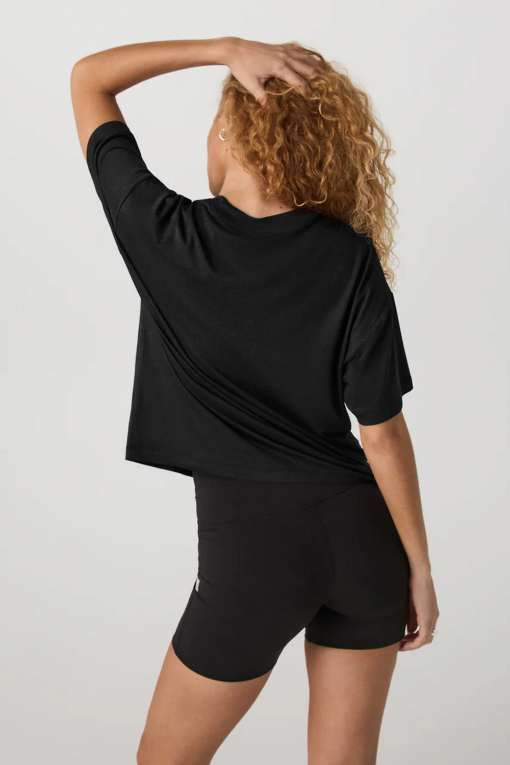 vuori-energy-tee-long-black-heather-back