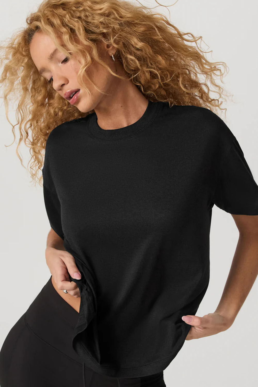 vuori-energy-tee-long-black-heather-profile