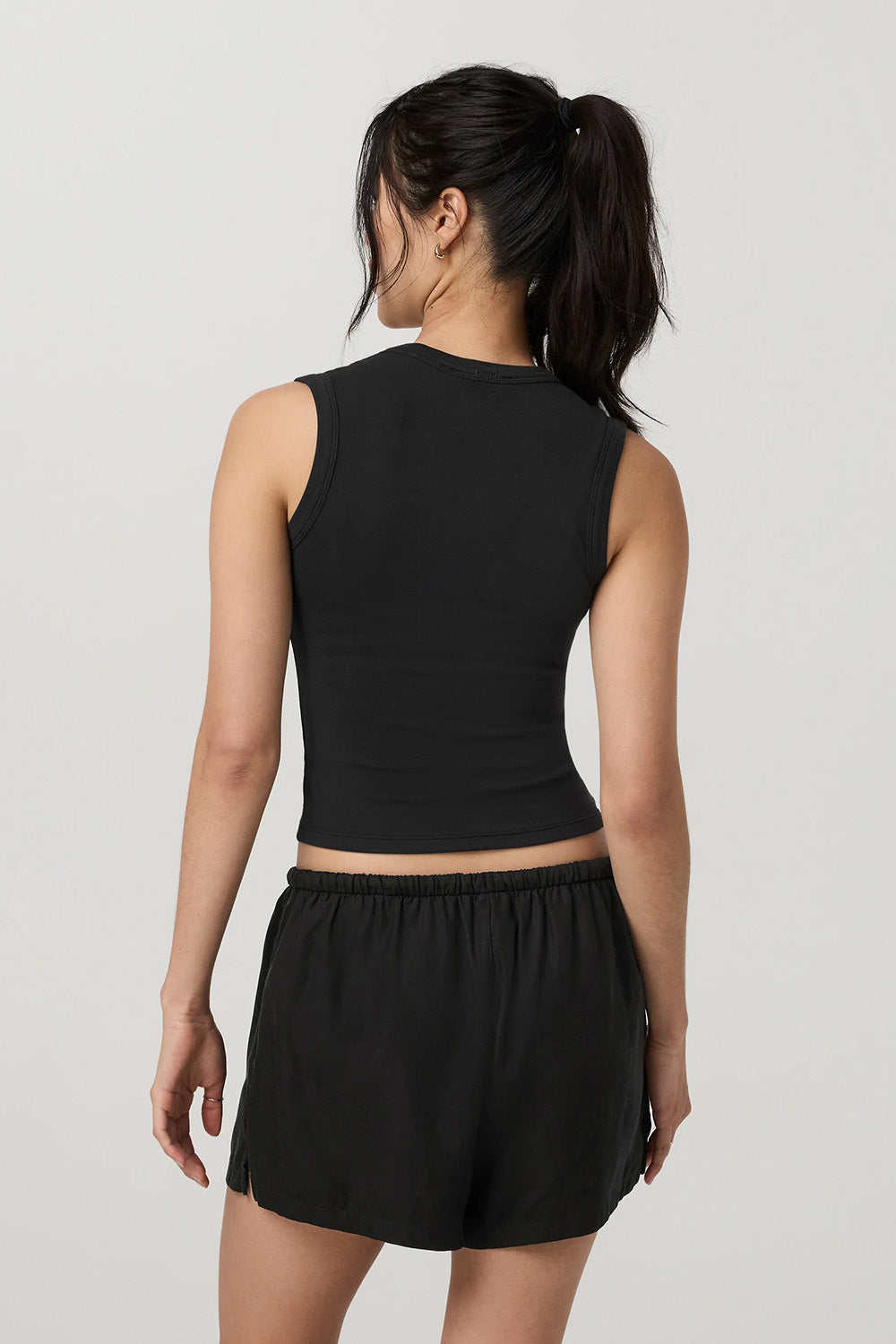 vuori-feather-stretch-tank-black-back
