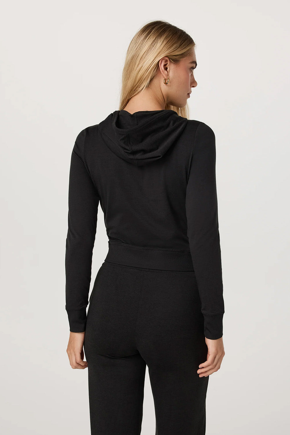 vuori-halo-mini-hoodie-black-heather-back