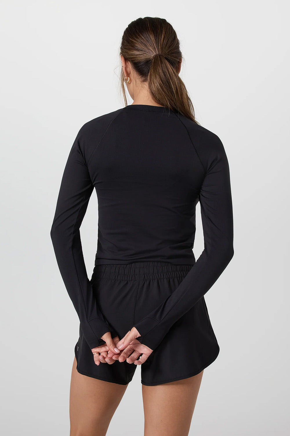 vuori-surge-seamless-long-sleeve-tee-black-back