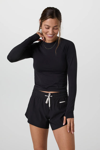 vuori-surge-seamless-long-sleeve-tee-black-front