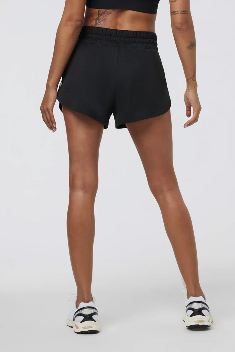 vuori halo performance short 2.0 black heather back