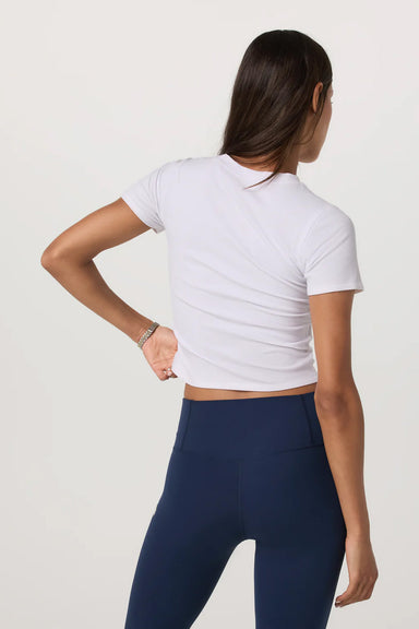 vuori pose fitted tee white back