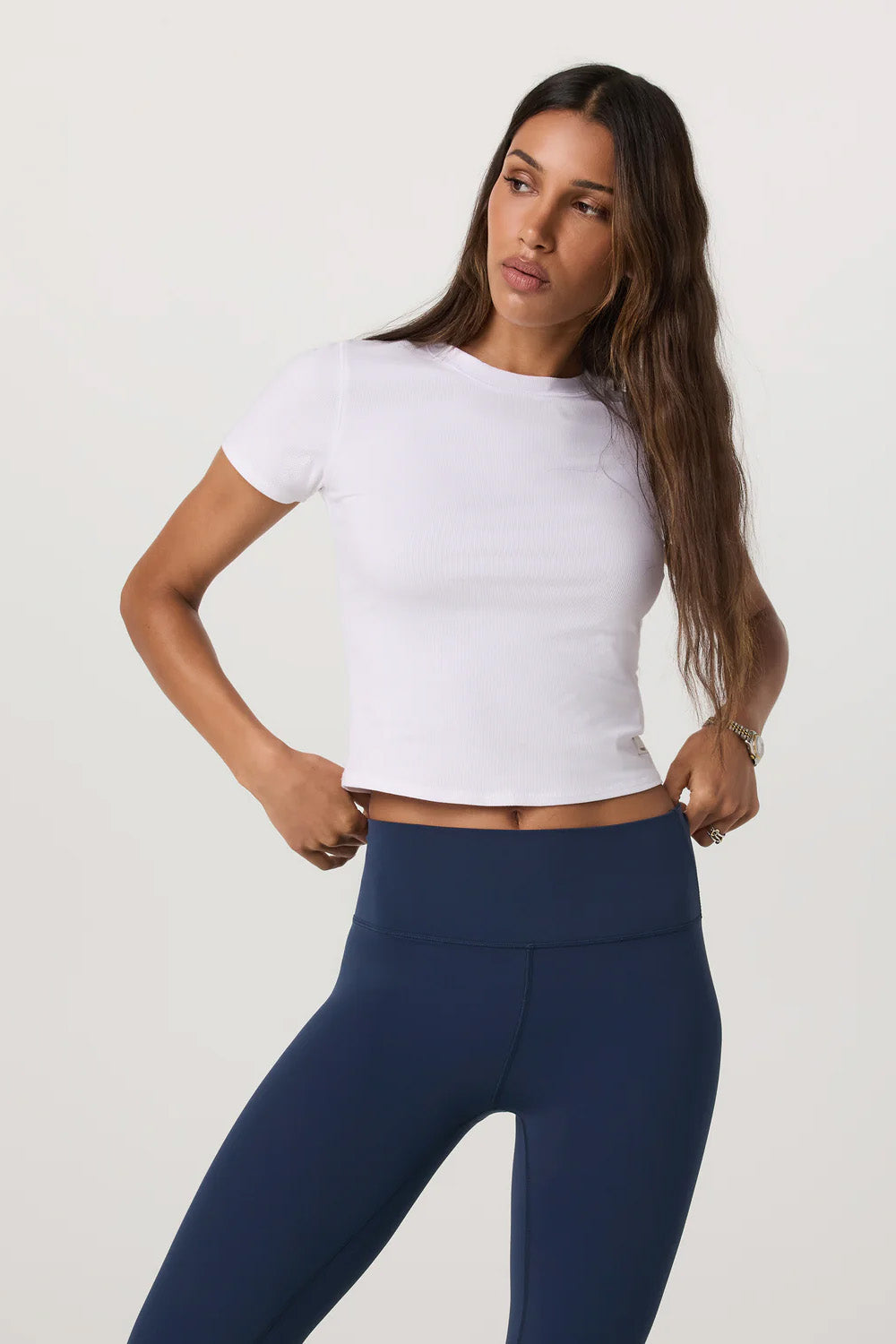 vuori pose fitted tee white front