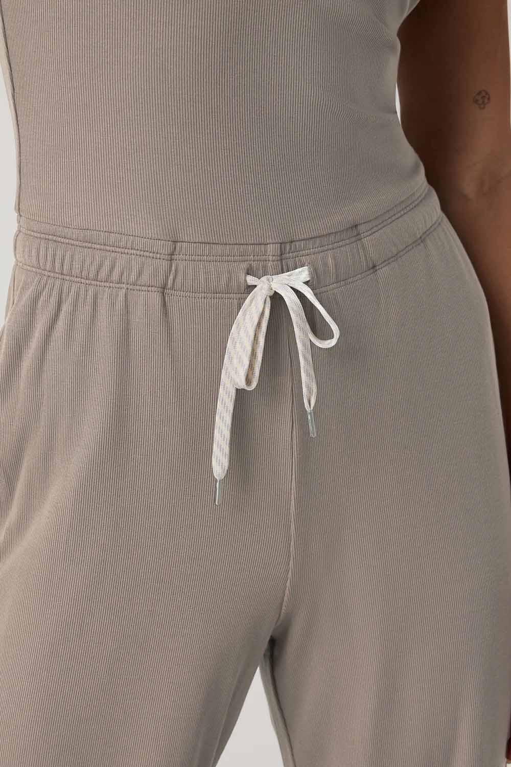 vuori pose scoop jumpsuit smokey taupe detail