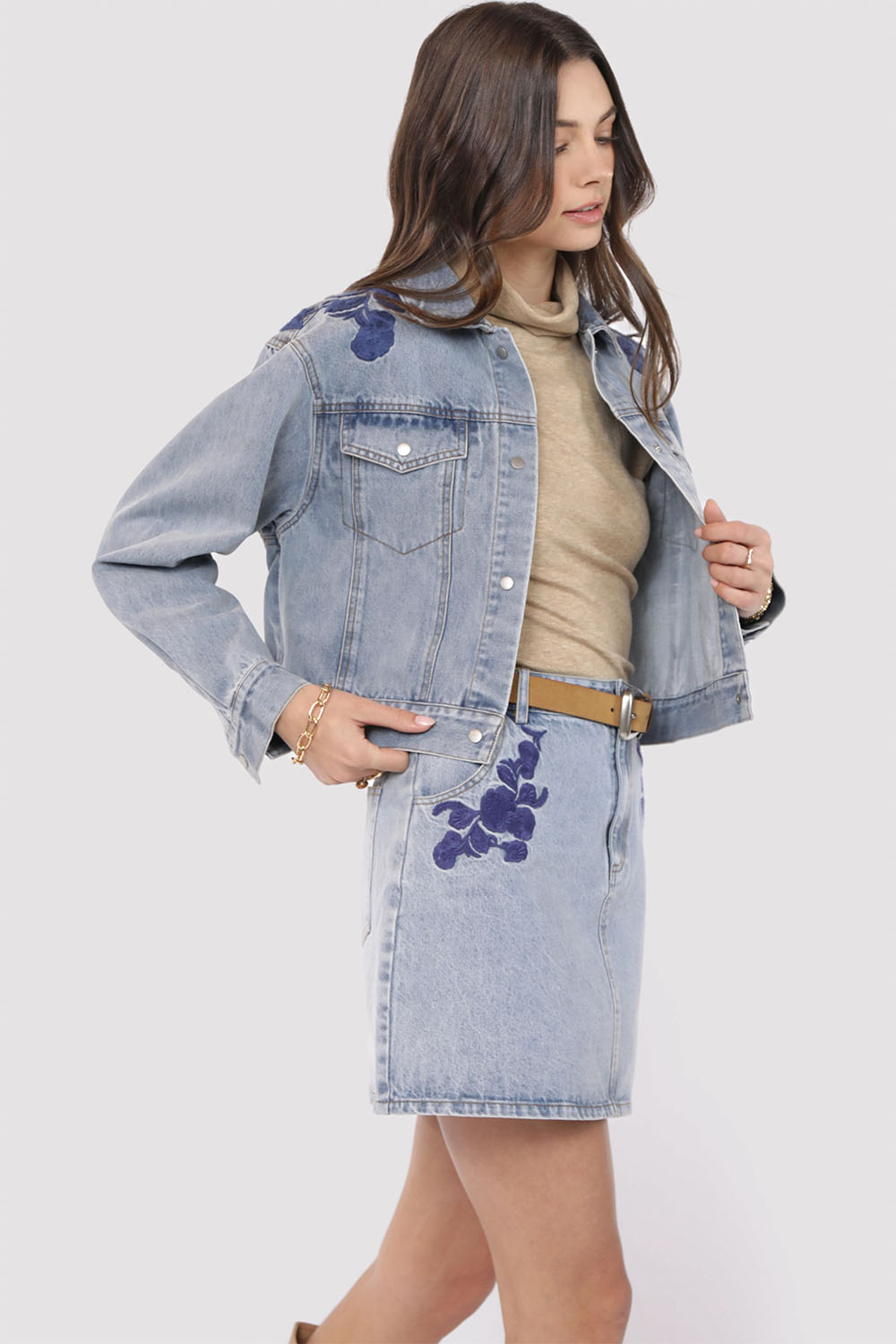 Sadie & Sage - MOST LIKELY EMBROIDERED DENIM JACKET - Mid Wash Blue - Side