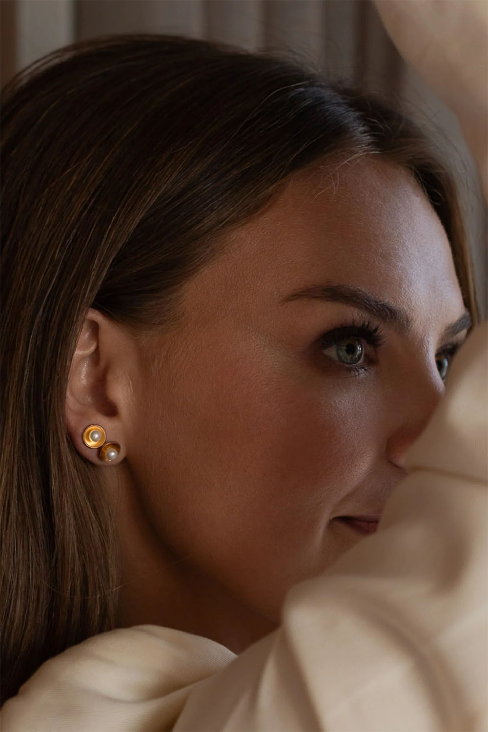 Able - Emma Pearl Dish Studs - Gold - Model