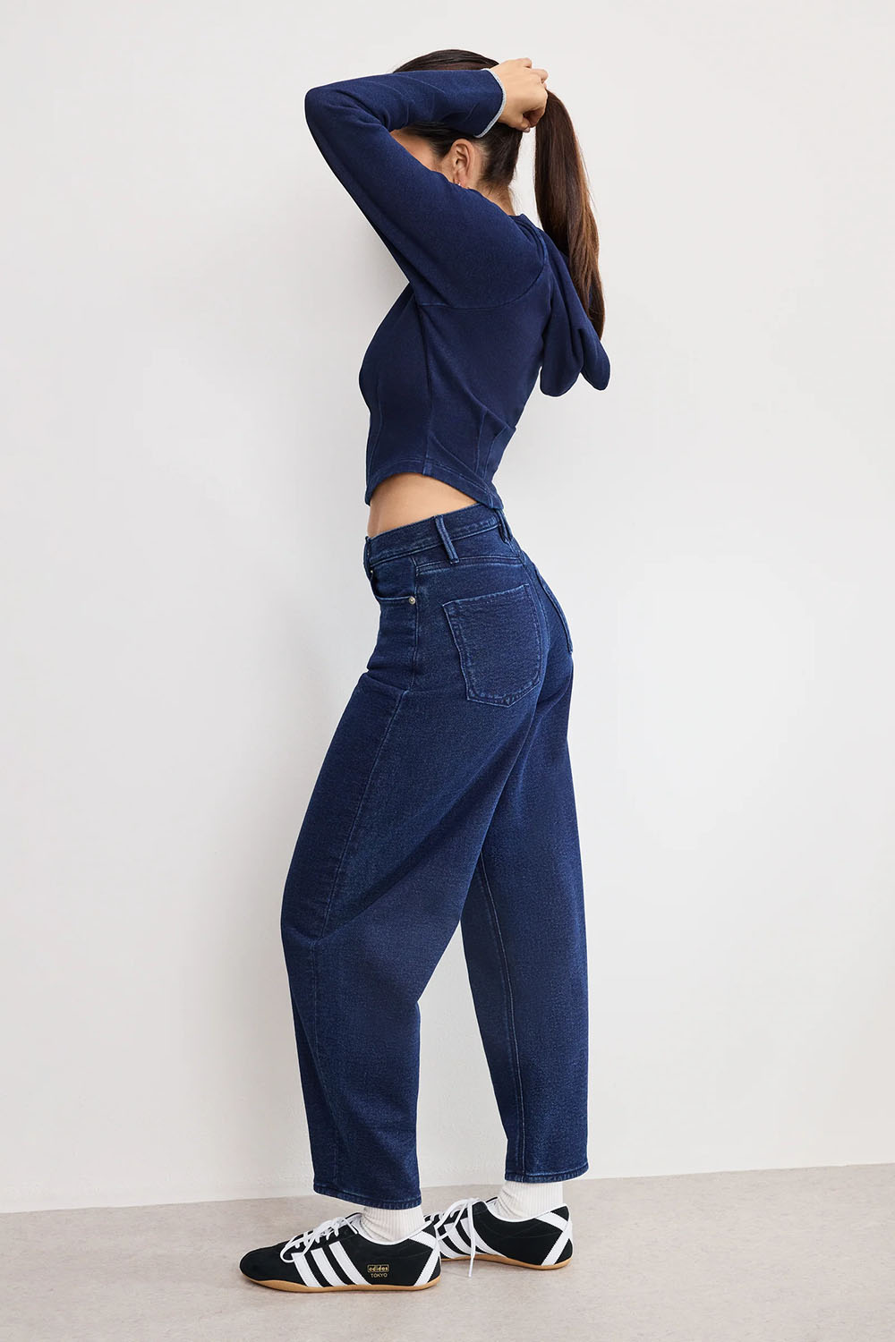 Good American - Jeanius Barrel Sweatpants - Indigo - Side