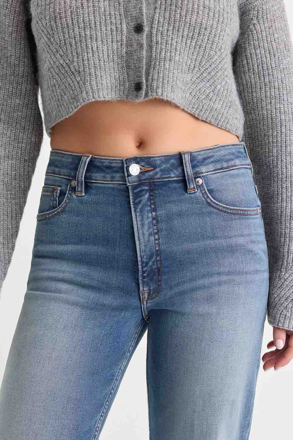 Good American Soft Tech True Straight Jean in Crestview — Waistband detail view